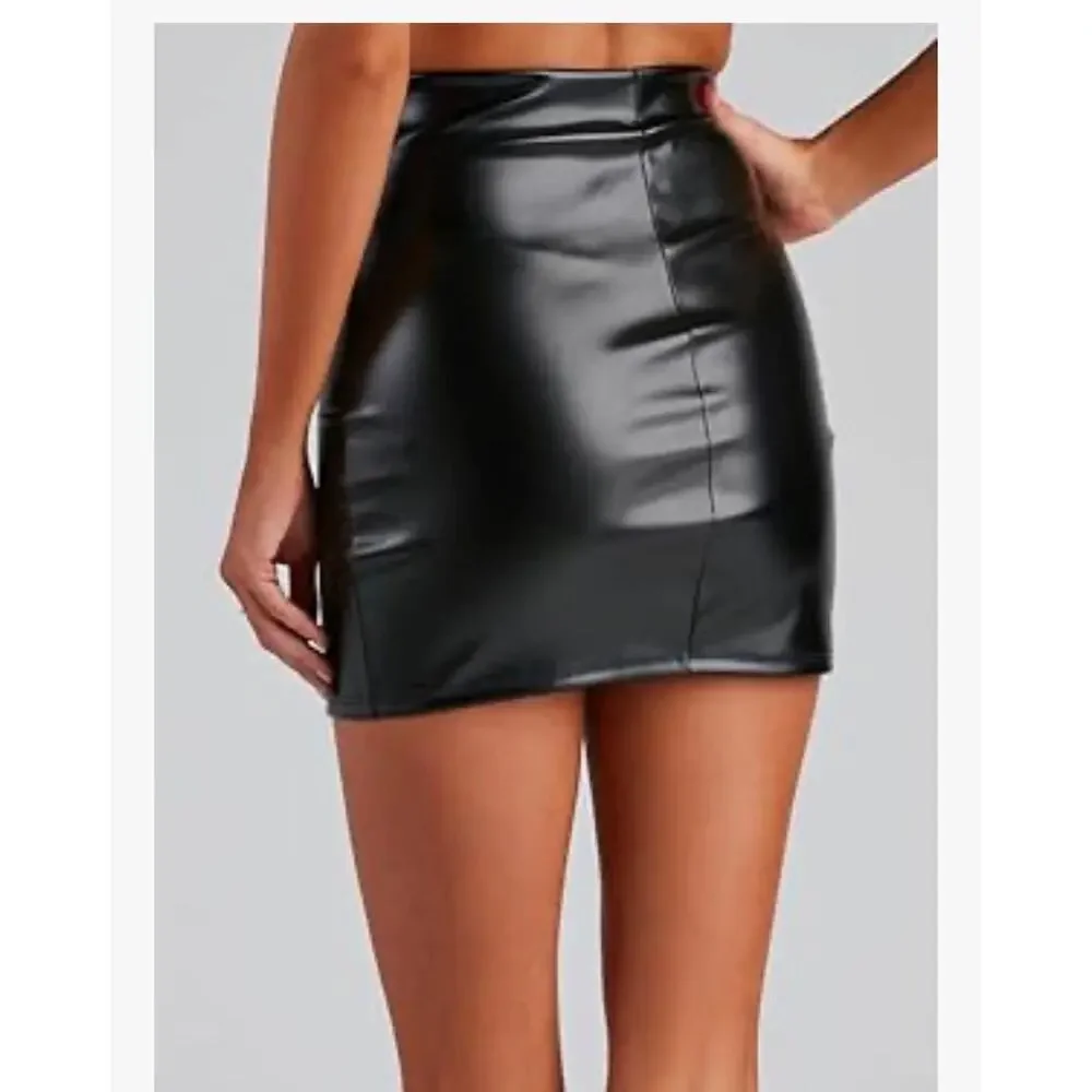 Black Faux Leather Mini Skirt‎ with Side Slit SZ M NWOT